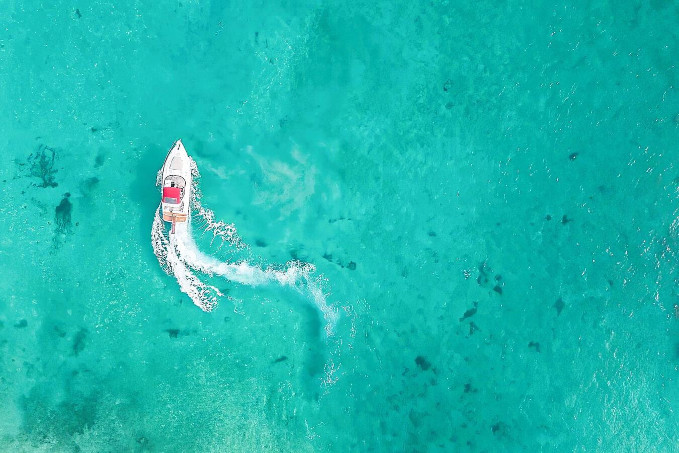 speed-boat-from above-in-the-middle-of-the-sea